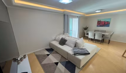 APARTAMENTO REFROMADO E MOBILIADO PRONTO PARA MORAR NO CORAÇÃO DA CIDADE.