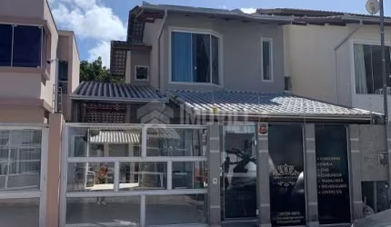 LINDA CASA MOBILIADA COM PISCINA A APENAS 5 MINUTO DA PRAIA DE BALNEÁRIO CAMBORIÚ.