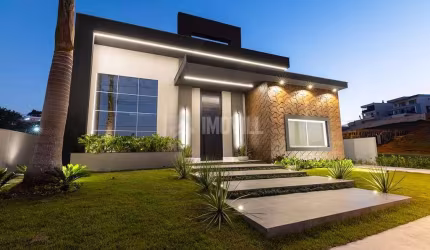 LINDA CASA NOVA DE LUXO ALTO PADRÃO NO CONDOMÍNIO CALEDÔNIA COM 3 SUÍTES, PISCINA E ROOFTOP.