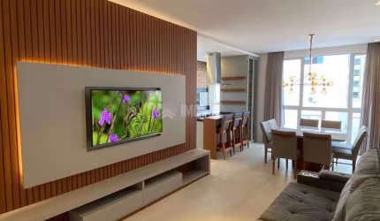 Lindo apartamento diferenciado finamente mobiliado e equipado pronto para morar a 460m da praia.