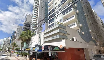 APARTAMENTO LATERAL EM PRÉDIO FRENTE MAR COM 1 SUÍTE E 2 DORMITÓRIOS PRONTO PARA MORAR.