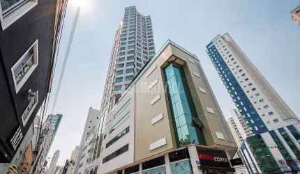 LOCAÇÃO ANUAL - APARTAMENTO ALTO PADRÃO COM 03 SUÍTES FINAMENTE MOBILIADO E EQUIPADO NA AVENIDA CENTRAL.