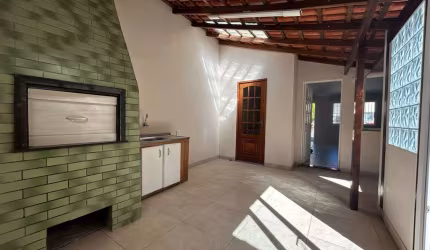 VENDA- Casa de condomínio 2 quartos, 1 vaga de garagem, reformada e churrasqueir