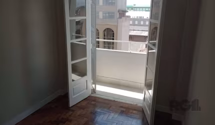 Apartamento com 3 quartos, desocupado no centro histórico.