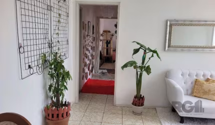 Apt° 2 quartos, 2° andar, O/L no bairro Tristeza