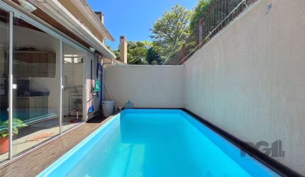 Casa com 134m², 3 dormitórios, sendo 1 suíte, 2 vagas em condomínio fechado