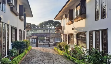 casa em condomínio com 3 dormitórios, sendo 1 suíte e vaga para dois carros no b