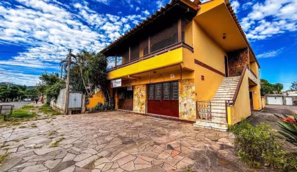 Casa de 3 dormitórios, 1 suíte, garagem fechada, churrasqueira, no bairro Cavalh