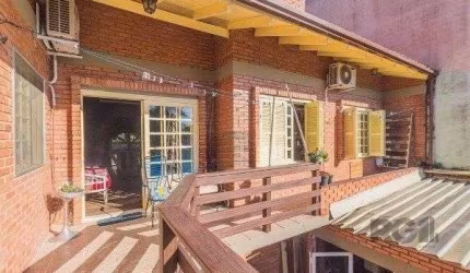 Casa sobrado na Lomba do Pinheiro com 4 dormitórios e 2 vagas
