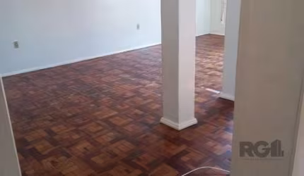 Apartamento com 4 dormitórios, com uma sacada no Bairro São João.