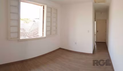 VENDA APARTAMENTO 2 DORMITÓRIOS, MENINO DEUS, REFORMADO,  BAIXA TAXA CONDOMINIAL
