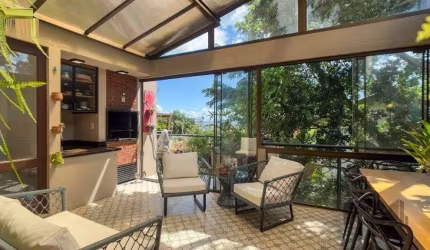 Vende-se ampla casa em condomínio com 3 dorm sendo 2 suítes, com 2 vagas e terra