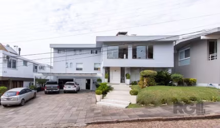 Casa em condominio . com 6 suites, sendo 3 suítes master com closet e hidro.