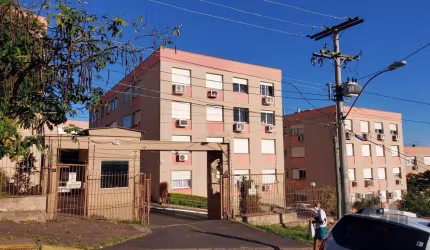Apartamento de dois dormitórios com uma vaga de garagem no bairro Cristal em Por