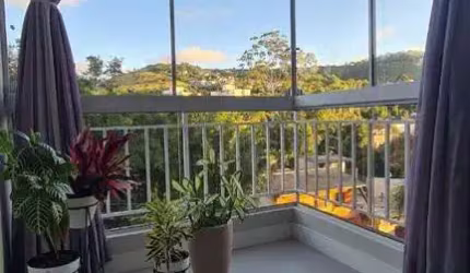 Apartamento semimobiliado com 3 dormitórios, sendo 1 suíte, 1 vaga. Condomínio c