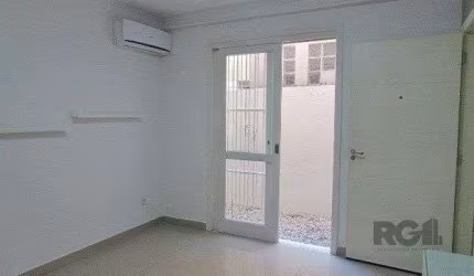 Apartamento com 1 Dormitório e Pátio Privativo no Bairro Petrópolis