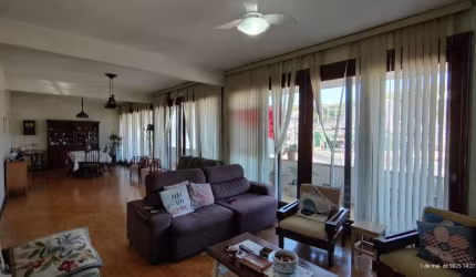 Apartamento de 4 dormitórios, 2 suítes, living amplo e arejado com sacada.