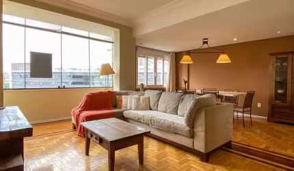 Apartamento 2 dormitórios, com linda vista, em frente ao Hospital de Clínicas