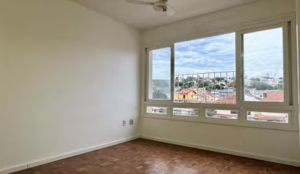 Apartamento com 2 dormitórios, dependência e 1 vaga no Bairro Menino Deus