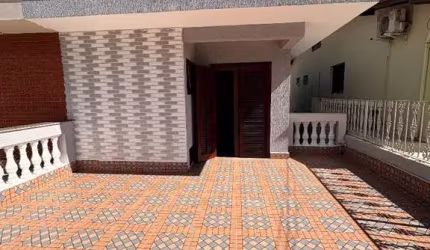 Sobrado reformado à venda, 450m do metrô Vila Sônia.