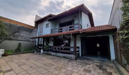 Excelente casa Semimobiliada com 249 metros no Bairro Santa Catariana