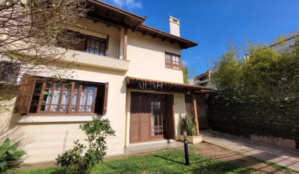 Casa de dois andares e com piscina no Jardim América