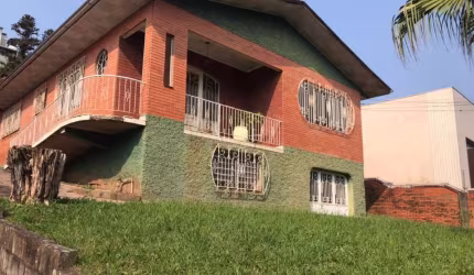 Casa com excelente terreno de 1.200 metros quadrados situado perto da Casa de Pedra