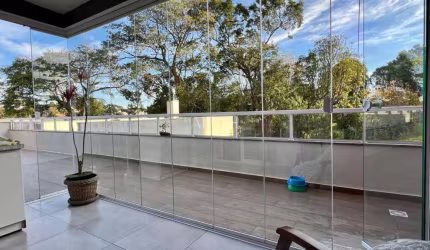 Apartamento semimobiliado com terraço no Vinhedos.