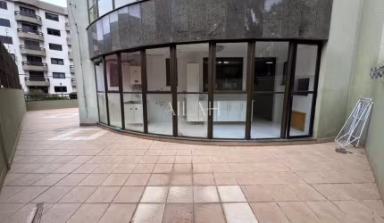 Apartamento semimobiliado com terraço.