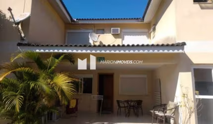 Casa em condomínio à venda em Vargem Pequena, com 3 quartos (1 suíte), sala , cozinha, área de serviço, banheiro social e de serviço, varanda, play