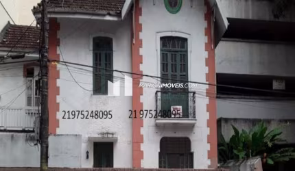 Casa à venda em Laranjeiras, com 4 quartos, sala, cozinha e 2 banheiros; sacadas. Isolada. Duplex. Ótima para Comércio!