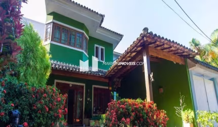 Casa em condomínio à venda em Vargem Grande, Rio de Janeiro, triplex; 3 quartos (1 suíte com hidromassagem e deck de madeira), 3 banheiros; 1 vaga
