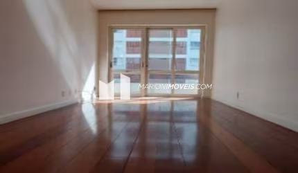 Apartamento à venda em Botafogo, Rio de Janeiro, com 2 quartos, sala espaçosa, banheiro social; armários de madeira embutidos, vaga, salão de festas