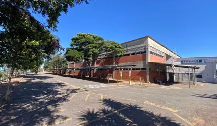 Aluga se prédio comercial com galpão de 3.500m², na Br 153, com Área total 14mil m², Goiânia-Go.