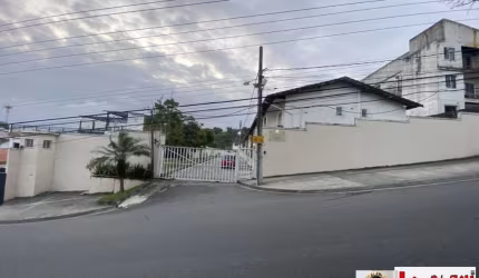 Casa Duplex com 3Q em Condomínio em área nobre de Santa Cruz!