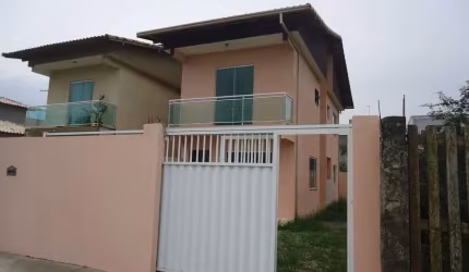CASA DUPLEX COM SALA 2 SUÍTES NO BAIRRO ENSEADA DAS GAIVOTAS EM RIO DAS OSTRAS RJ