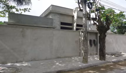 CASA LINEAR COM SALA, 3 QUARTOS SENDO 1 SUÍTE NO BAIRRO EXTENSÃO DO BOSQUE EM RIO DAS OSTRAS RJ
