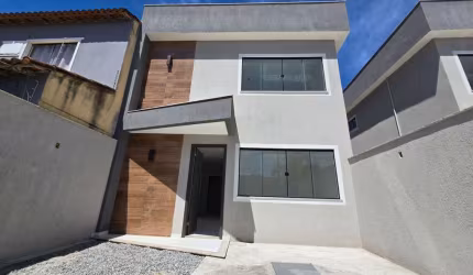 CASA DUPLEX COM 3 QUARTOS SENDO 2 SUÍTES, A VENDA NO VILLAGE, RIO DAS OSTRAS, RJ