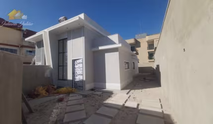 CASA LINEAR COM 3 QUARTOS SENDO 1 SUÍTE NO BAIRRO ENSEADA DAS GAIVOTAS EM RIO DAS OSTRAS RJ