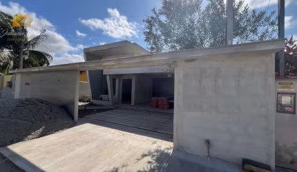 CASA LINEAR COM 3 QUARTOS SENDO UM SUÍTE A VENDA NO JARDIM BELA VISTA, RIO DAS OSTRAS