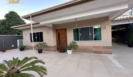 CASA LINEAR COM 4 QUARTOS SENDO 3 SUÍTES A VENDA NO BAIRRO COSTAZUL EM RIO DAS OSTRAS RJ