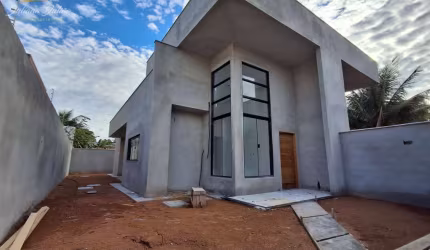 CASA LINEAR COM 3 QUARTOS SENDO 1 SUÍTE A VENDA NO BAIRRO ENSEADA DAS GAIVOTAS EM RIO DAS OSTRAS RJ