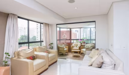 Apartamento de 202m2 em ótima localização de Moema Pássaros.