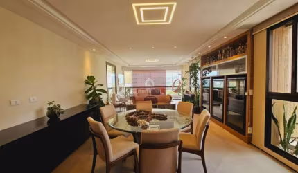 Totalmente Reformado! 4 dorms, 3 suítes, 3 vagas e com 211m² - Moema