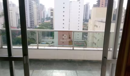 Apartamento com 220m², 4 dormitórios, sendo 3 suítes. Prédio com Quadra de Tênis.