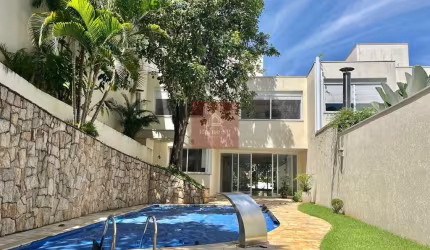 CASA EM CONDOMÍNIO FECHADO BROOKLIN - 425M² 4SUITES 4VAGAS DE GARAGEM COM PISCINA E CHURRASQUEIRA