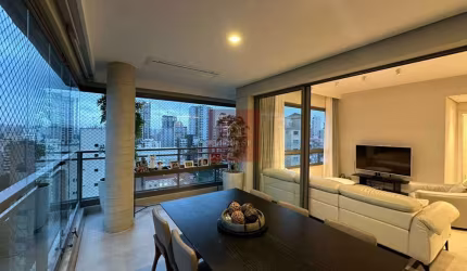 Apartamento de alto padrão a venda em Moema.