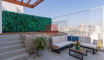 Cobertura duplex mobiliada no Brooklin com amplo terraço e vista livre.