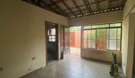 Casa de vila a venda no Planalto Paulista.