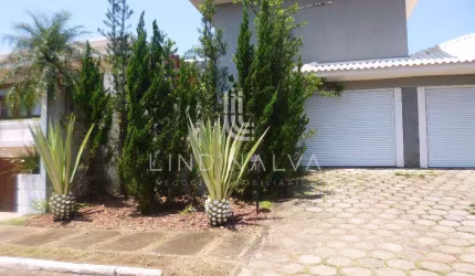 Sobrado mobiliado no Condomínio Crisálidas com 5 dormitórios, área gourmet e jardim.